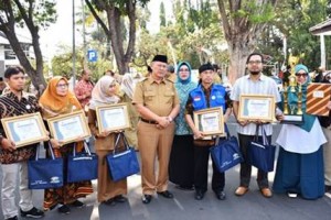 Bupati Kuningan memberikan piagam penghargaan, trophy dan hadiah bagi Tenaga Kesehatan Teladan Puskesmas Tingkat Kabupaten Kuningan.